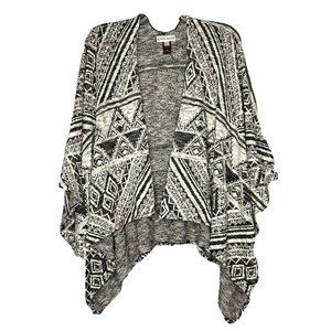 Knox Rose Ladies Size L/XL Geometric “blanket Weave” Black White Poncho Wrap